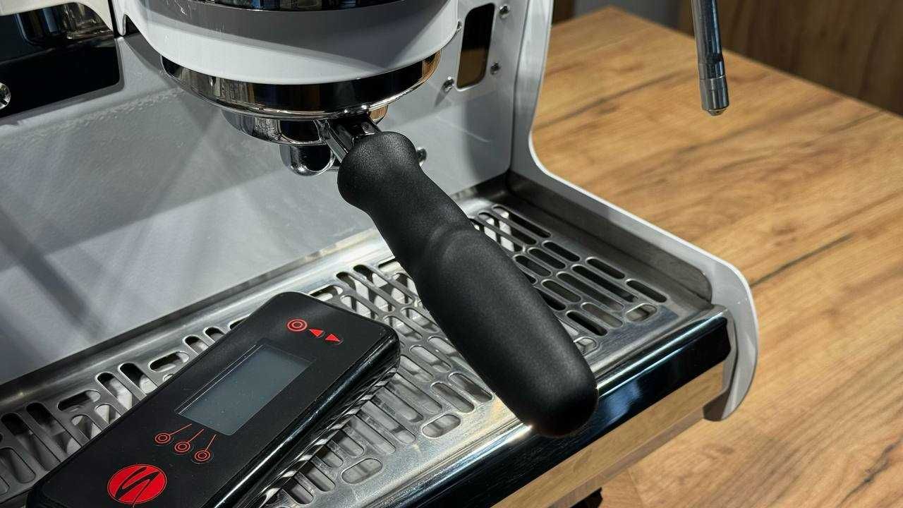 Професійна кавомашина Synesso MVPH 2GR (пластикові елементи ручок)