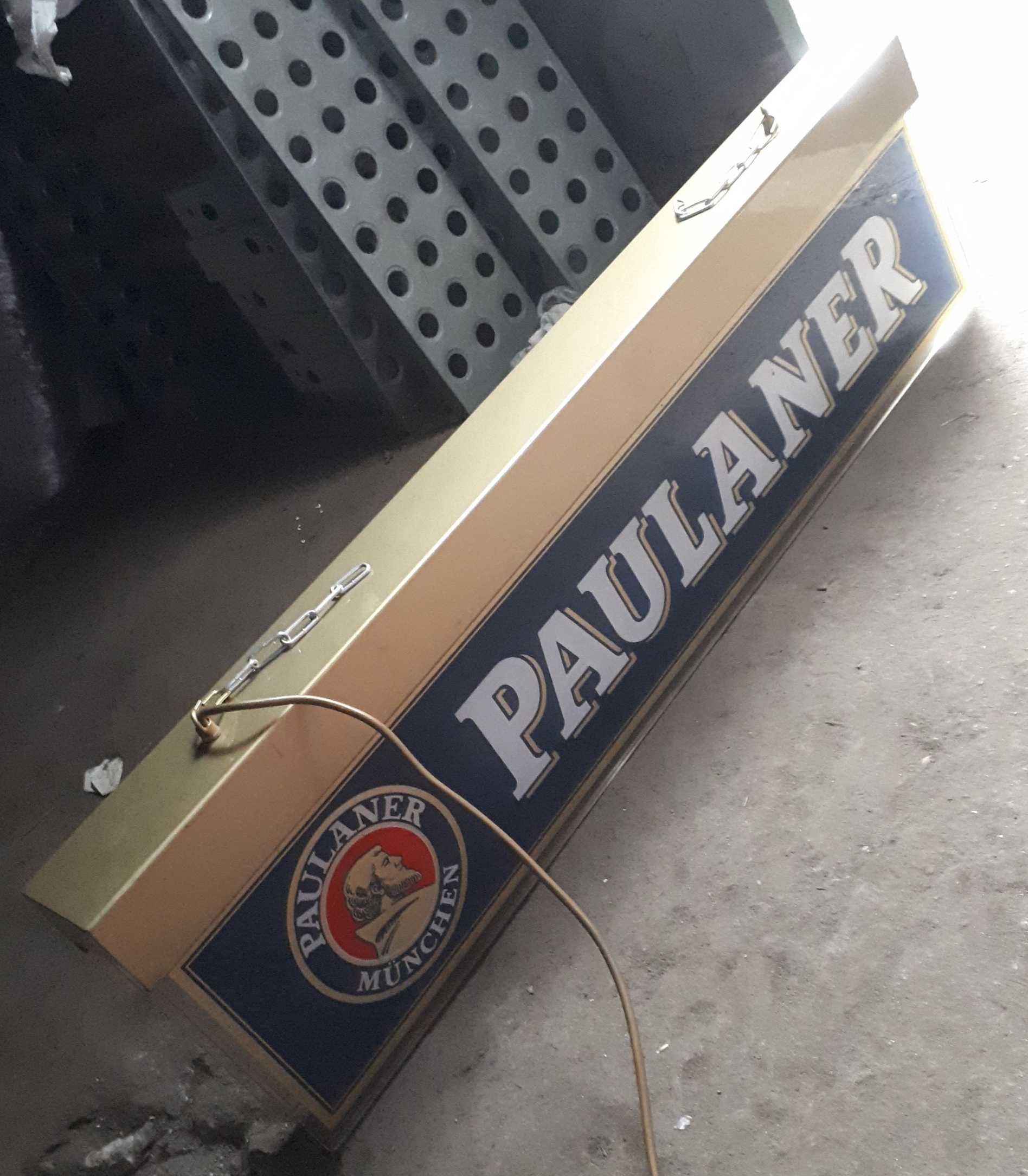 Световая вывеска Paulaner.