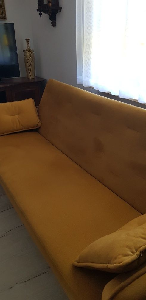 Elegancka sofa z funkcją spania.