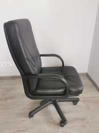 Крісло офісне чорне