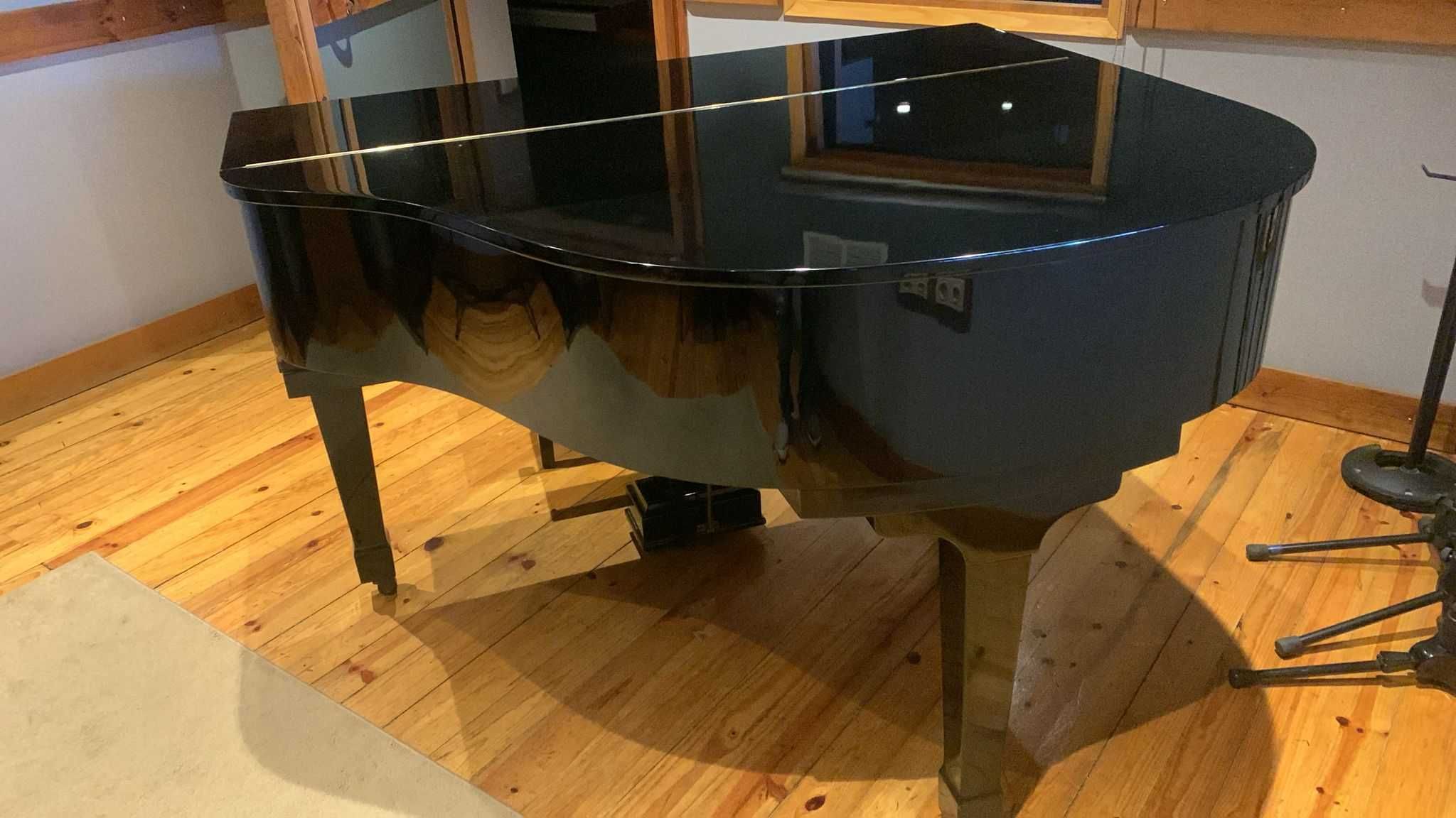 Piano 1/4 Petrov em estado irrepreensível. Vendo Urgente.