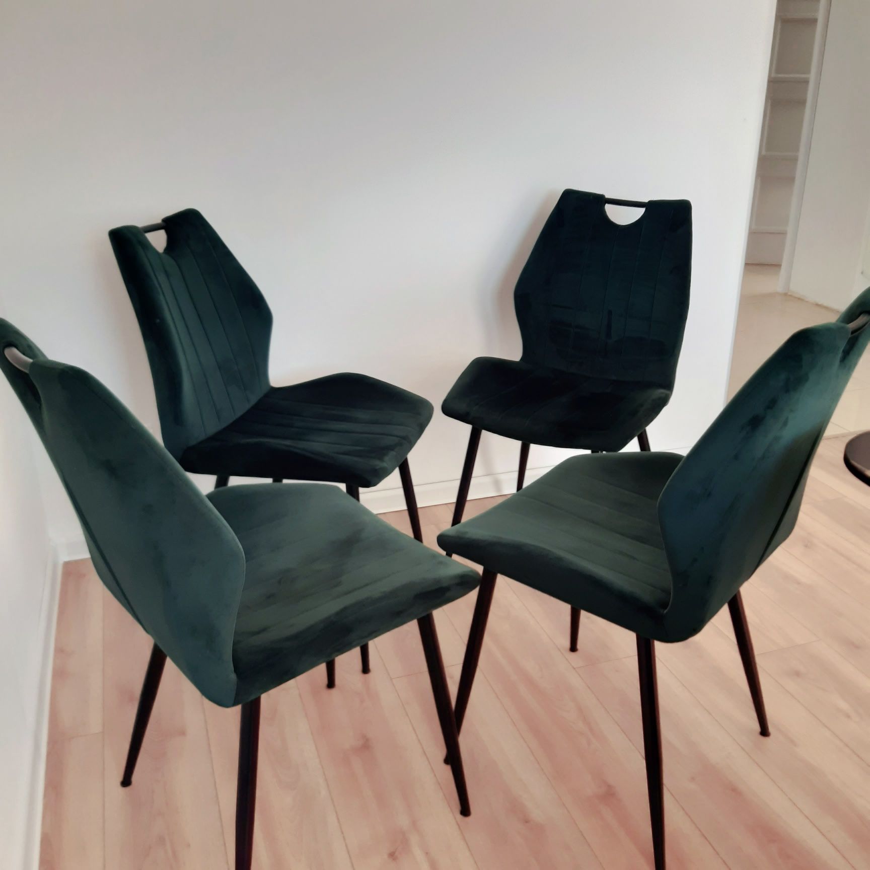 krzesła ARCO zielone WELUR  NOWE z ekspozycji  nogi czarne LOFT