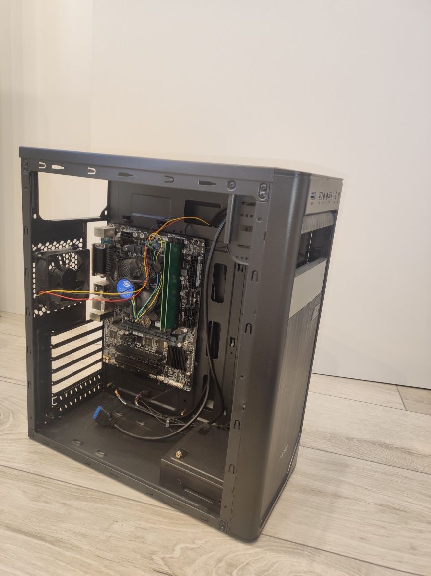 Płyta glówna Gigabyte  z procesorem Intel core i3  7th