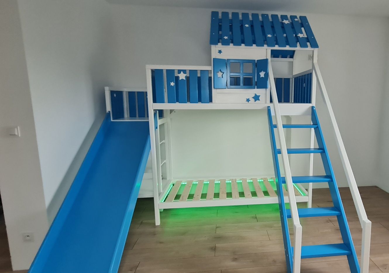 Łóżko piętrowe domek drewniany ze zjeżdżalnia