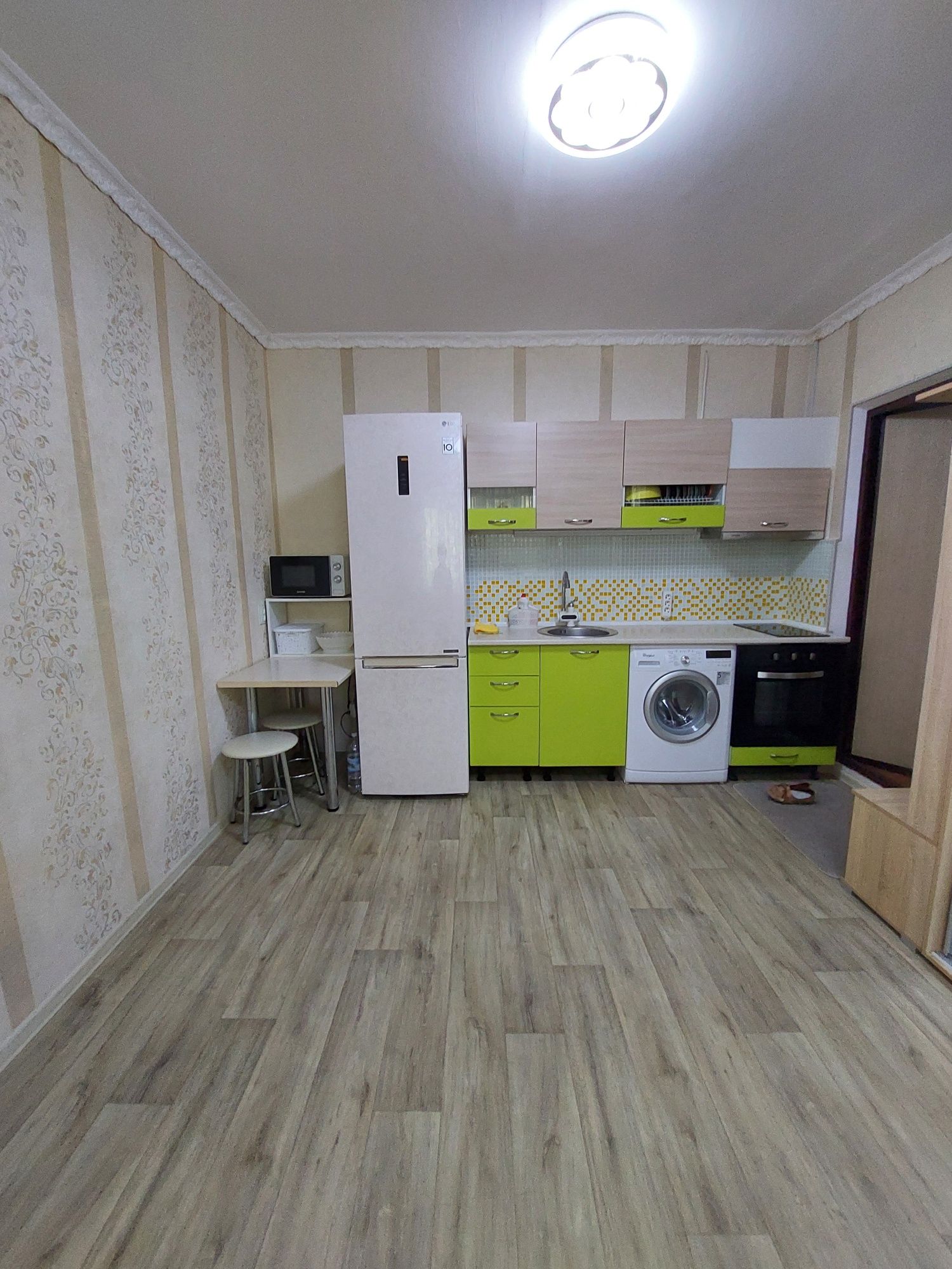 Комната у моря, Черноморск.