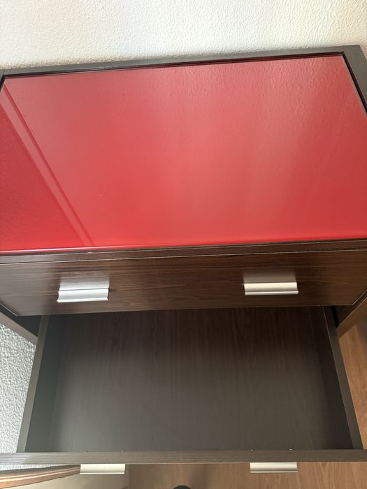 Cómoda/Camiseiro com tampo de vidro