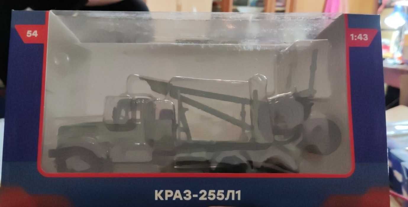 Колекційні масштабні металеві моделі вантажних автомобілів 1/43