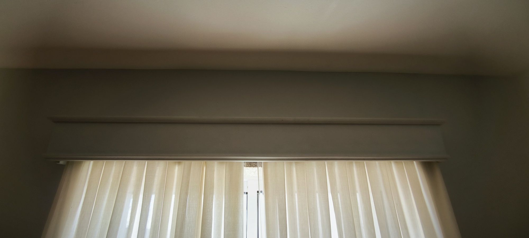Sanefas branco acizentado e Cortinas bege