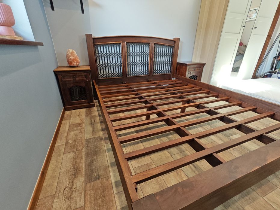 Meble Almi Decor Kolonialne Łóżko Stolik Nocny Witryna  Komoda Stół