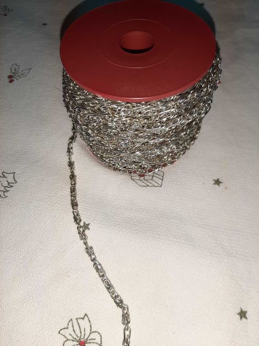 Um rolo de corrente para bijuteria artesanato ou roupa e acessórios