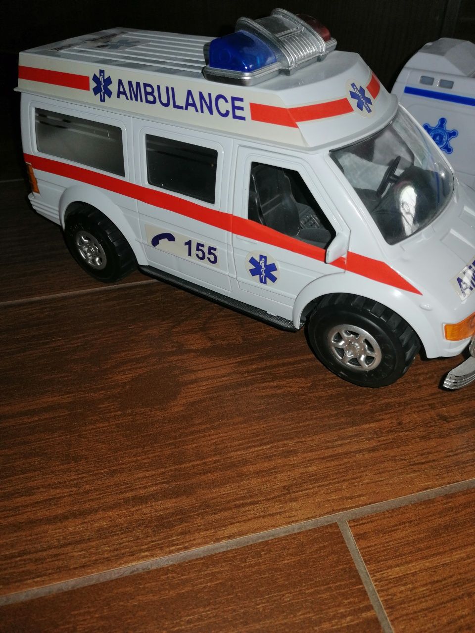 Ambulans karetka samojeżdżąca światła dźwięki