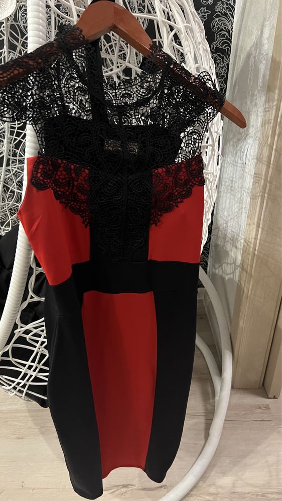 Коктельне міні плаття чорно-червоне