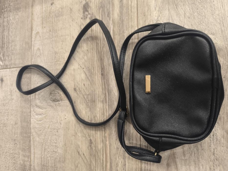 Mini czarna torebka saszetka 

Mała czarna torebeczka, z pięknym złoty