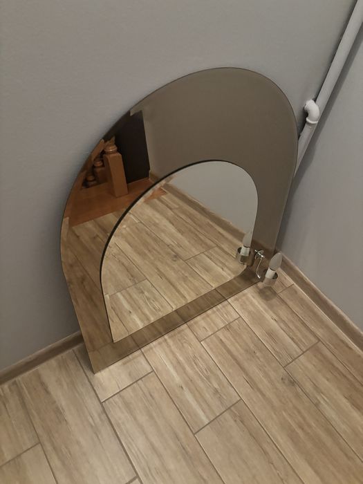 Lustro z oświetleniem