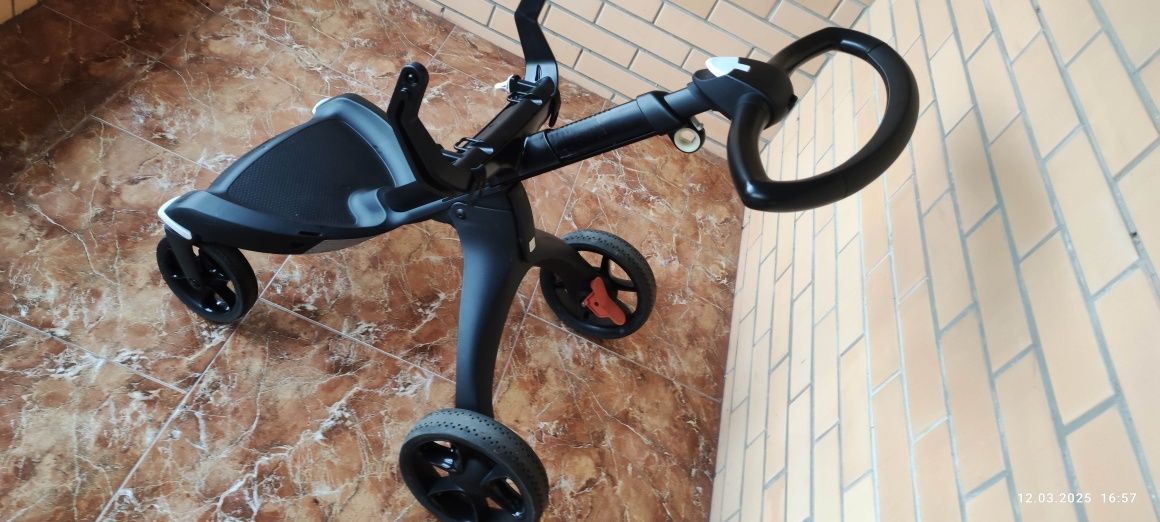 Stokke V6  3 in 1. Детская коляска, люлька и автокресло.