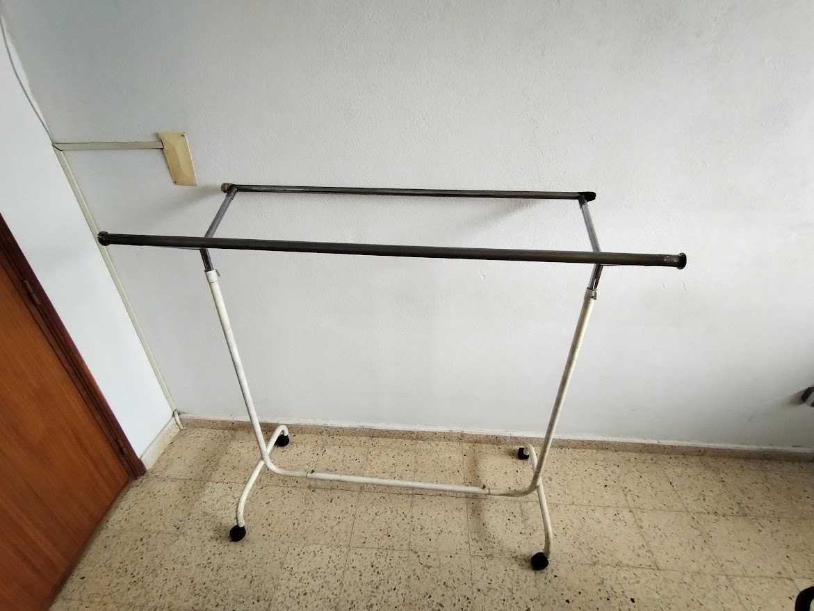 Suporte Extensível para Cabides em Inox com 4 rodas