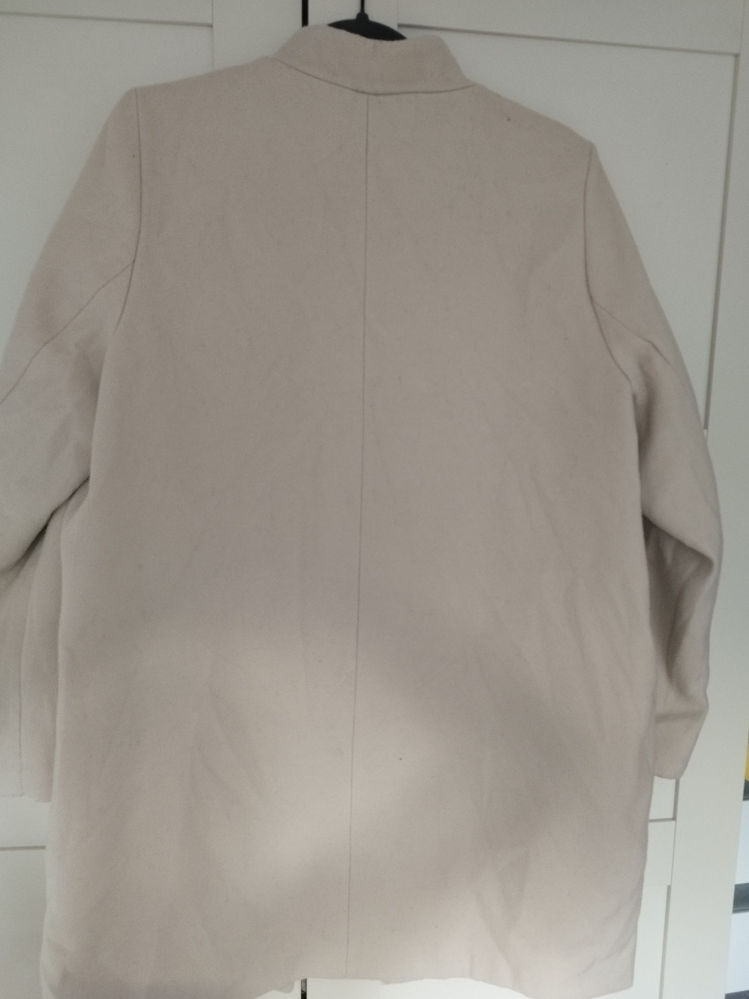 Kremowy płaszcz H &M na wiosnę
