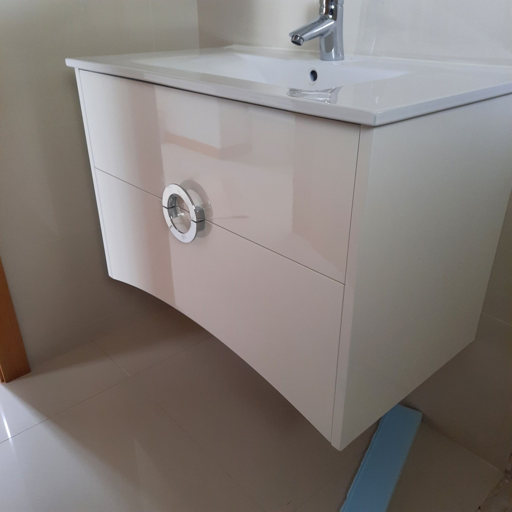 Movel wc com lavatório 80cm.x45cm+ Portas de correr para duche de 90x7