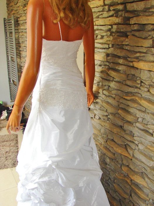 Śnieżnobiała sukienka ślubna z tafty, obszyta koronką M38
