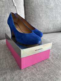 Sapatos azuis da marca Vannel