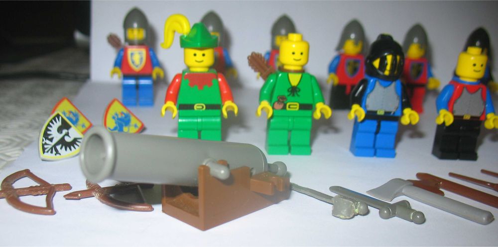 Conjunto Lego Vintage- 13 Minifiguras e vários Acessórios (Anos 80/90)