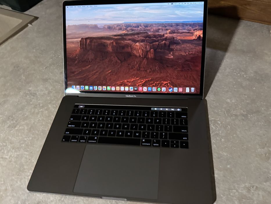 MacBook Pro 15 cali i9 2019 Space Gray + Magic Mause 2