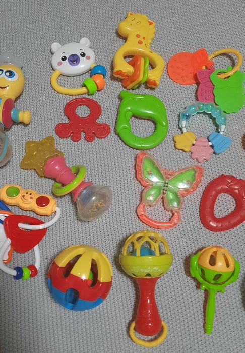 Іграшки: брязкальця, гризунці, мякі іграшки, 23 шт.