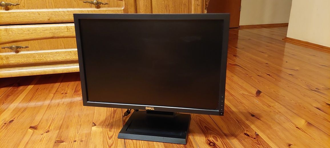 Komputer DELL z monitorem