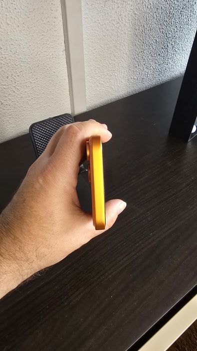 iPhone XR com chassi 17pro laranja