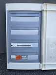 Rozdzielnica elektryczna natynkowa Schneider 4x18 z wyposażeniem