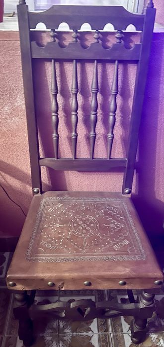 Movies, cadeiras, mesa…