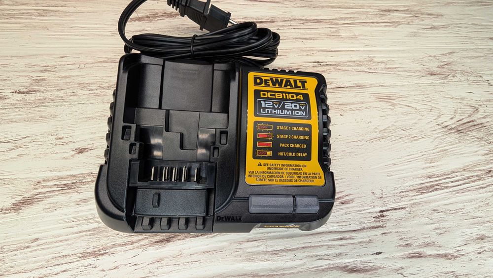 Зарядка DeWalt DCB1104 20V  220V