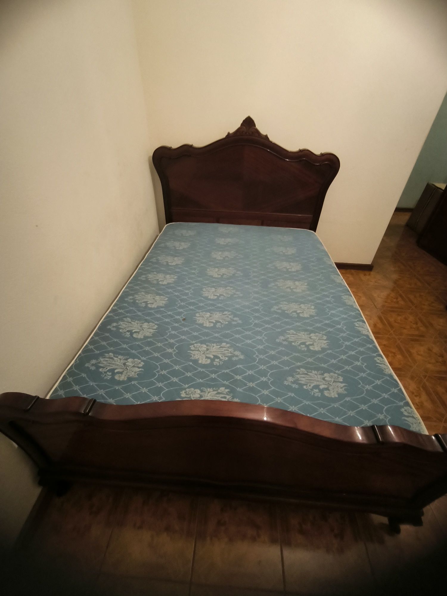 Cama e mesinha de cabeceira
