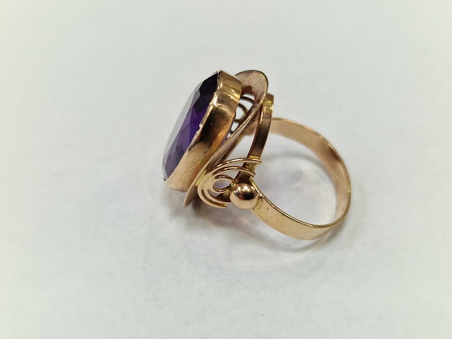 Złoty pierścionek/ ~ 750/ 7.10 gram/ R13/ Ametyst/ praca ręczna