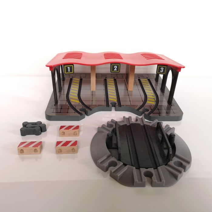 Duża, drewniana parowozownia Playtive z 3 peronami i obrotnicą