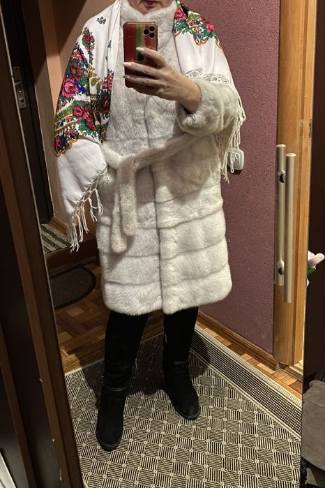 Шикарна білосніжна , супер мʼякенька  шубка S-M , довжина 100 см  !!!