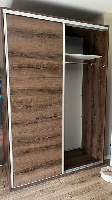 Szafa z drzwiami przesuwnymi – Black Red White – Poznań