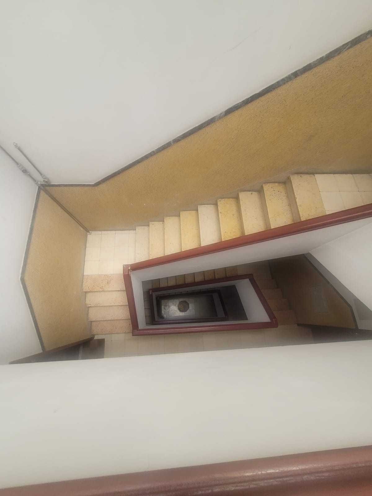 Fantástico Apartamento T2 no Centro Sul, Almada (para obras)
