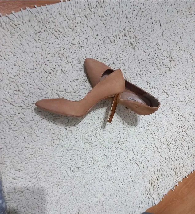 Sapatos salto alto creme com salto dourado