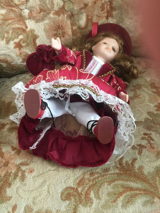 Lalka z pocelany (porcelitu)