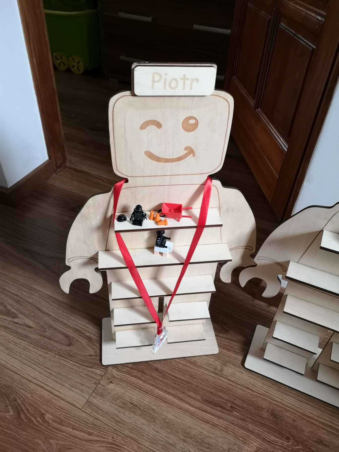 Lego ludzik drewniany.