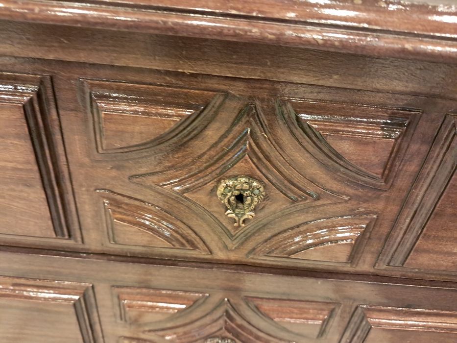 Cómoda restaurada com mesinhas