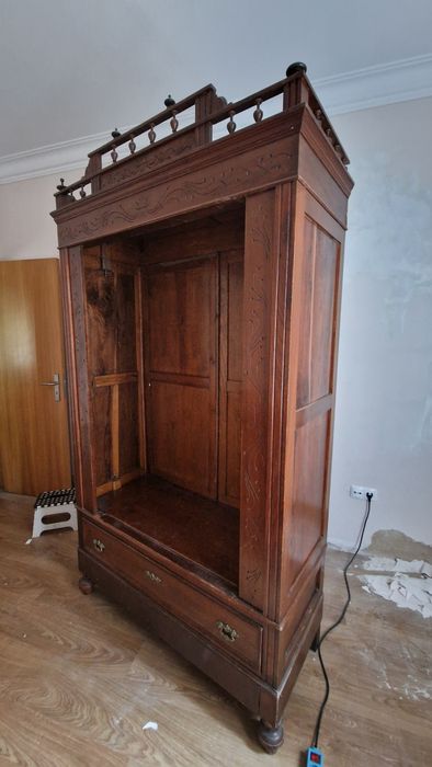 Armário antigo com porta de espelho