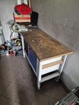 Stół warsztatowy z solidnym imadłem