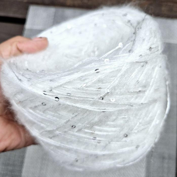 Włóczka moherowa z cekinami Biała