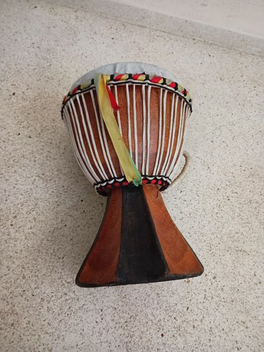 Djembē / tambor africano, medidas:
 27/18cm