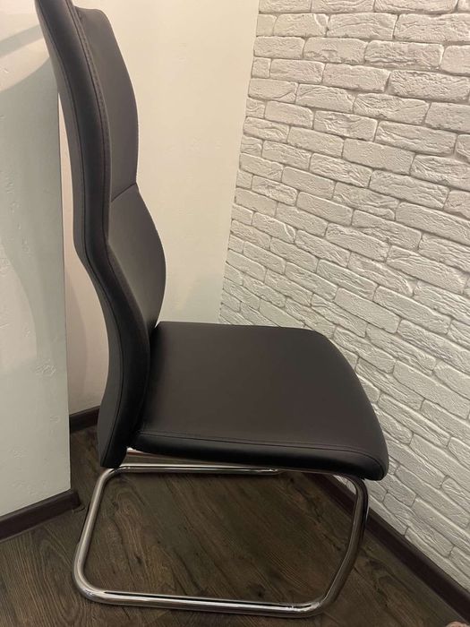 Шкіряний/металевий чорний стілець