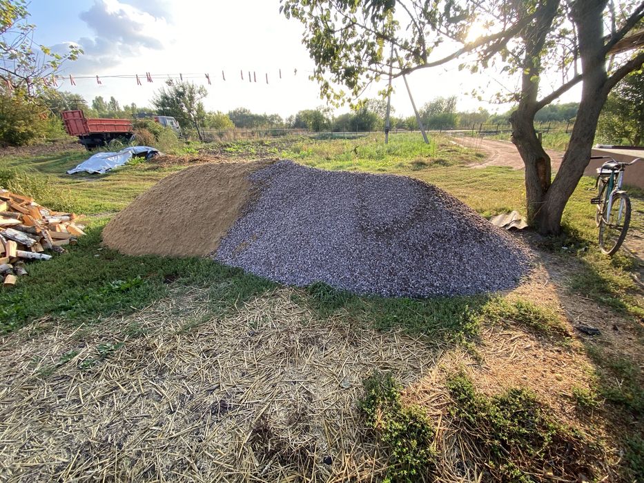 пісок. щебінь. земля.