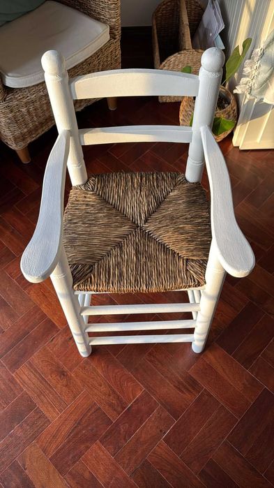 Cadeira alta para criança madeira maciça e assento de verga.