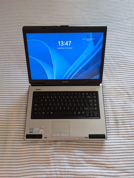 Toshiba Satellite L40 ( Intel T9500 / 3GB / 500GB ) *